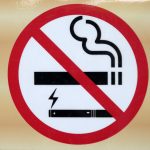Fumer la cigarette dans les aires de jeux devrait être interdit cet été